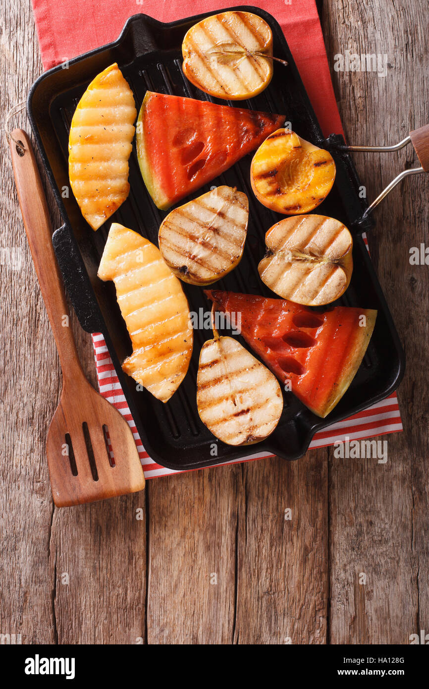 L'alimentation saine : pomme, poire, melon, pastèque et pêche sur un gril vertical. macro vue du dessus Banque D'Images