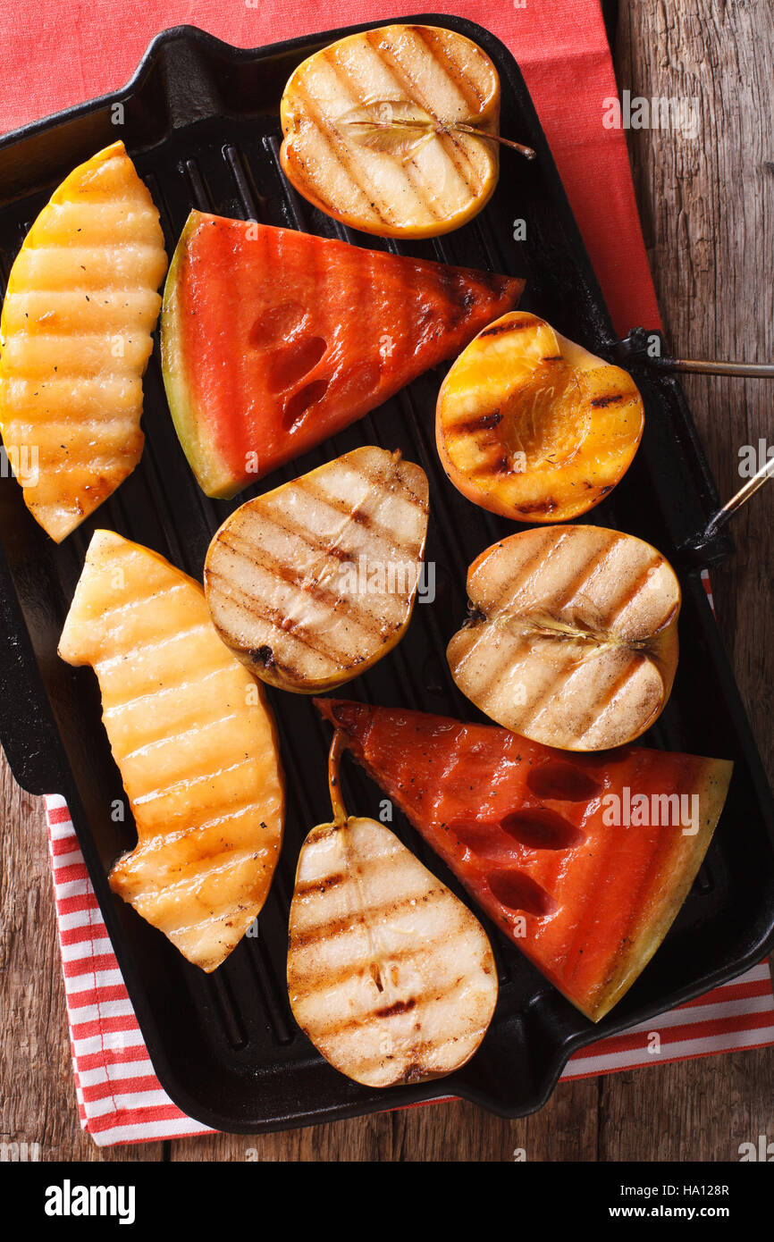 Apple grillé, melon, poire, melon et pêche sur un gril libre. vertical Vue de dessus Banque D'Images