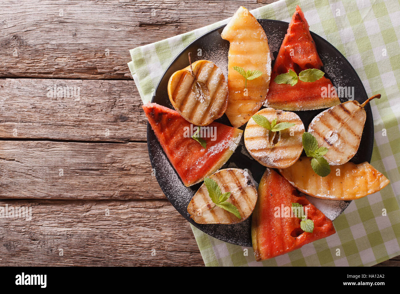 Pastèque, melon, poire, pomme et grillades de close-up sur une assiette. Vue du dessus horizontale Banque D'Images