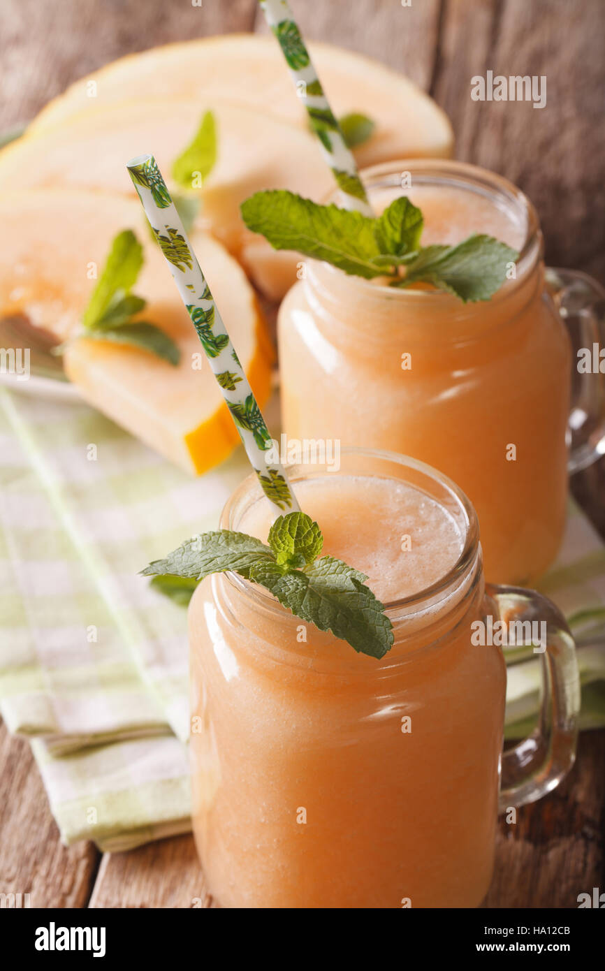 Smoothie melon menthe ith macro dans un bocal en verre sur la table. La verticale Banque D'Images