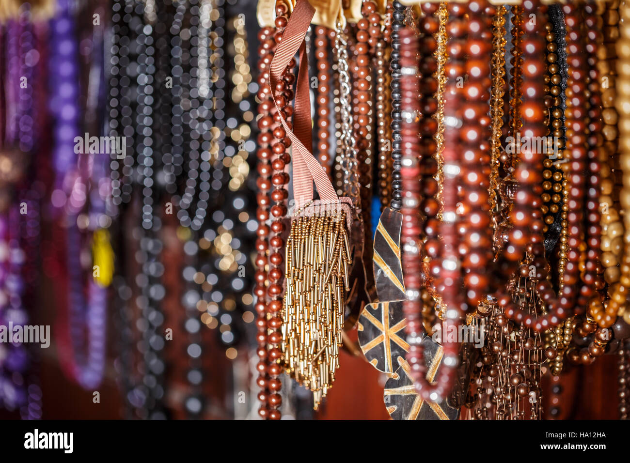 Colliers colorés, bijoux femme accesoies personnels, l'arrière-plan Banque D'Images