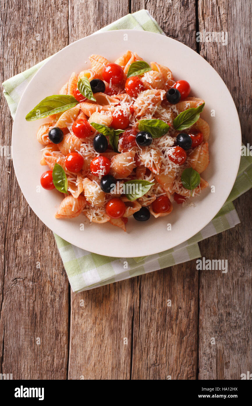 Conchiglie à la tomate, les olives et le parmesan sur une plaque verticale. close-up Vue de dessus Banque D'Images