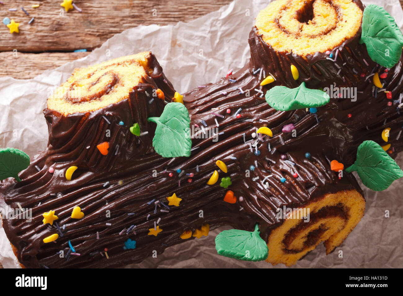 Des buche de noel, chocolat bûche de Noël gâteau. vue horizontale d'en haut Banque D'Images