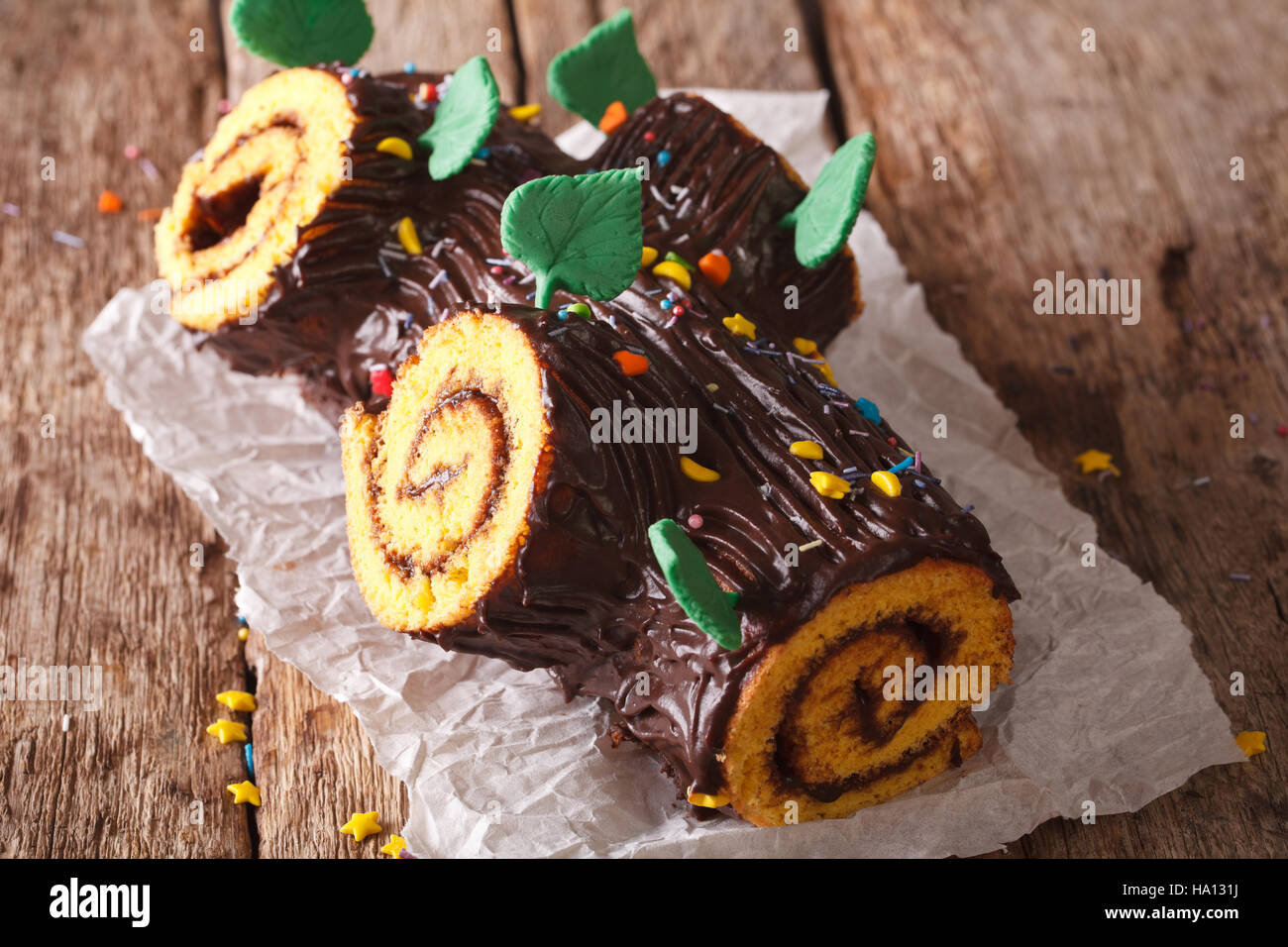 Bûche de Noël gâteau au chocolat sur la table, close-up. L'horizontale Banque D'Images