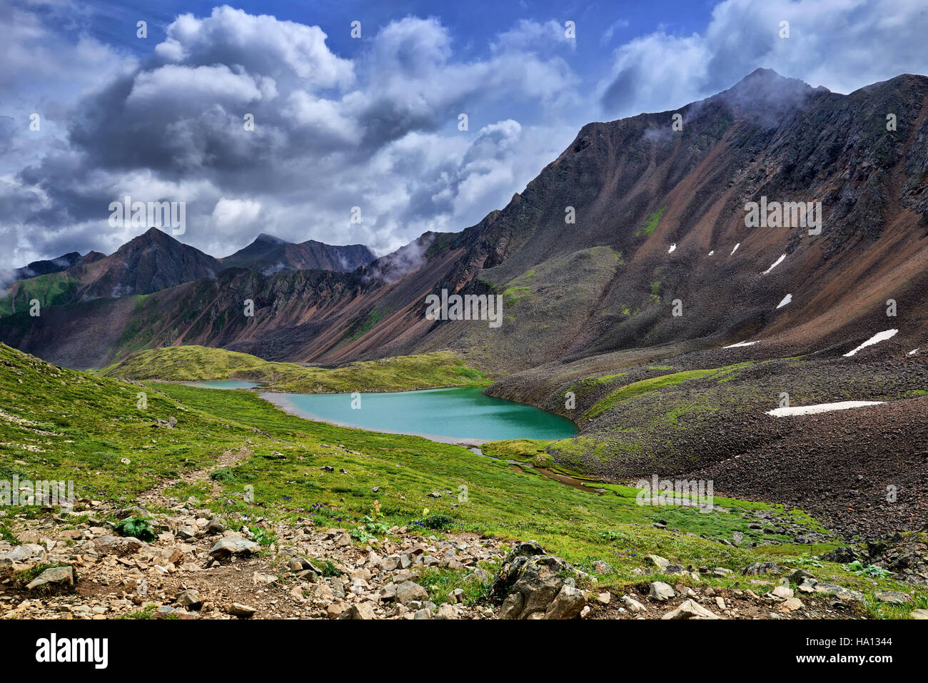 Magnifique lac de toundra de la Sibérie orientale. Sayan. La Russie Banque D'Images