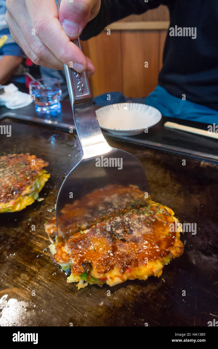 Okonomiyaki coupe, plat japonais typique, Japon Banque D'Images