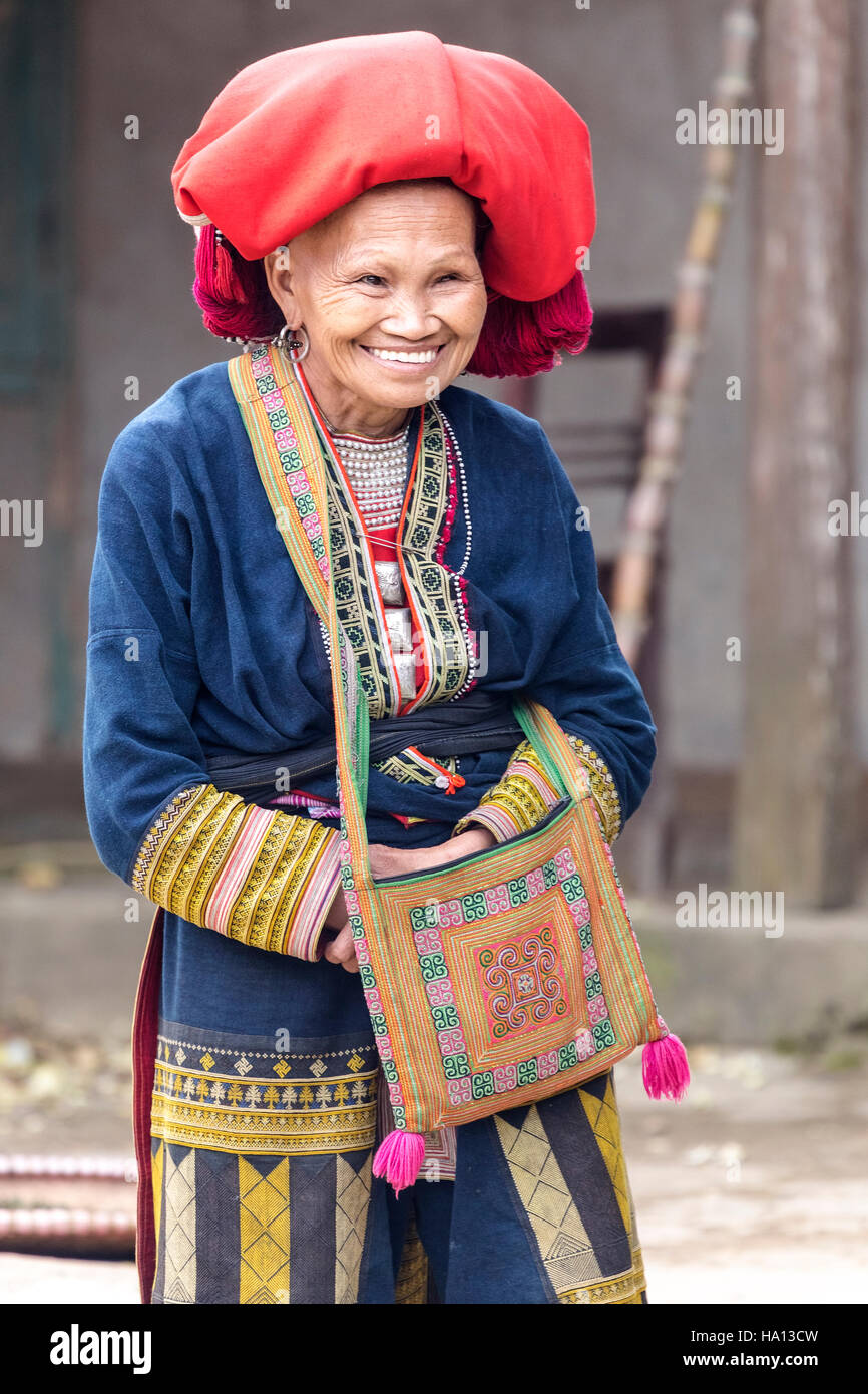 Femme Dzao rouge ethnique inTa Phin, de Lao Cai à Sapa, Vietnam, Asie Banque D'Images