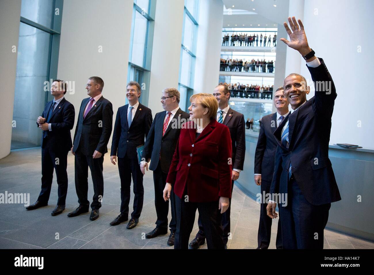 Le président des États-Unis, Barack Obama, aux côtés des travailleurs du gouvernement de vagues la Chancelière allemande, Angela Merkel, et la délégation allemande à la chancellerie allemande, 17 novembre 2016 à Berlin, Allemagne. Banque D'Images