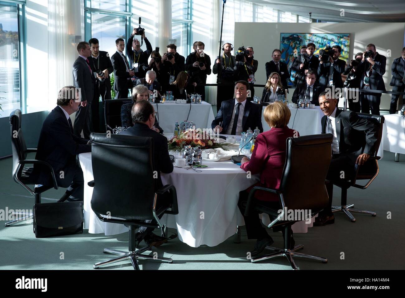 Le président des États-Unis, Barack Obama rencontre avec la Chancelière allemande Angela Merkel, le Président français François Hollande, le premier ministre Espagnol Mariano Rajoy, le Premier ministre britannique Theresa May, et le Premier Ministre Italien Matteo Renzi à la chancellerie allemande, le 18 novembre 2016 à Berlin, Allemagne. Banque D'Images