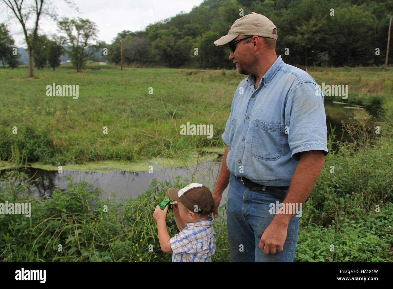Image présentant les sciences de la nature, représentant probablement un champ ou un parc, illustrant l'importance de l'étude environnementale et de la sensibilisation du public dans les efforts de conservation. Banque D'Images