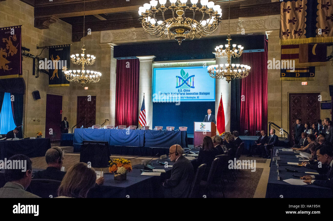 Cette image illustre le dialogue stratégique sur l'innovation agricole entre les États-Unis et la Chine, mettant en évidence la collaboration entre le département américain de l'Agriculture et les responsables chinois pour faire progresser le développement agricole et l'innovation. Banque D'Images