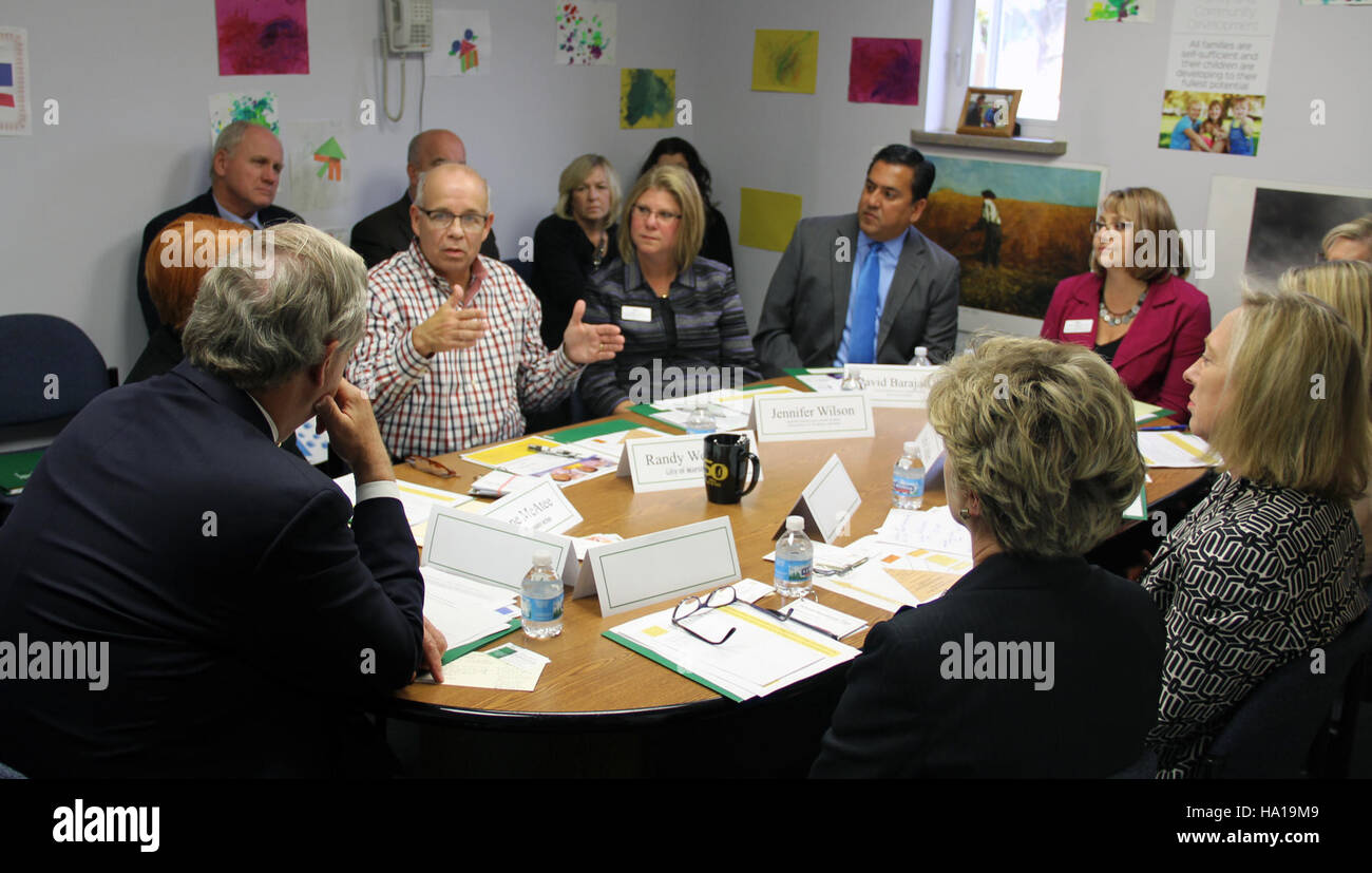 Tom Vilsack, secrétaire de l'USDA, aborde l'impact de la pauvreté des enfants dans les communautés rurales lors d'une visite à Marshalltown. L'USDA se concentre sur les programmes de garde d'enfants et le développement économique rural pour améliorer les conditions de vie et lutter contre la pauvreté dans les zones mal desservies. Banque D'Images