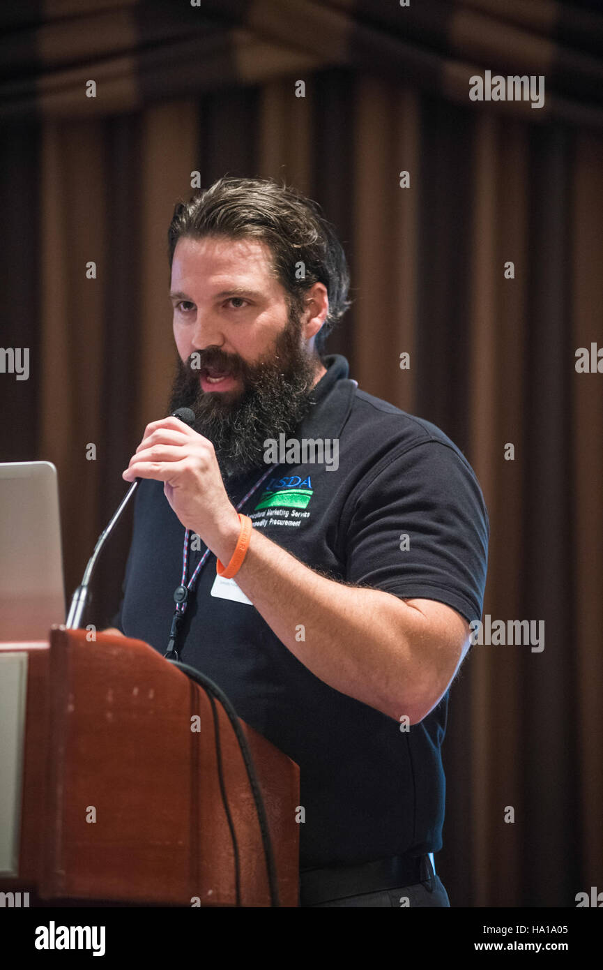 Le Service de commercialisation agricole (AMS) de l'USDA a tenu une réunion sur l'achat de produits à Crystal City, en Virginie, pour discuter des stratégies d'achat et de distribution des produits agricoles. L’événement visait à améliorer l’efficacité de la chaîne d’approvisionnement agricole et à soutenir les agriculteurs et les marchés partout aux États-Unis Banque D'Images