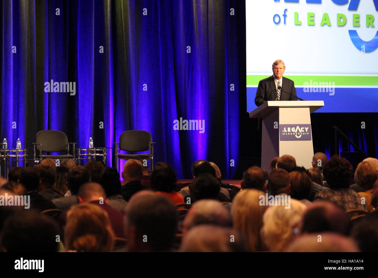 Le secrétaire Vilsack visite des producteurs laitiers de Floride pour discuter de l’avenir de l’élevage laitier et de son impact économique sur les communautés rurales, en soutenant les pratiques durables et l’innovation dans l’agriculture. Banque D'Images