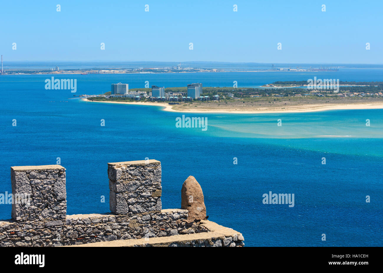 Paysage d'été côte de Setubal. Vue de dessus de la Nature Park Arrabida, le Portugal. Banque D'Images