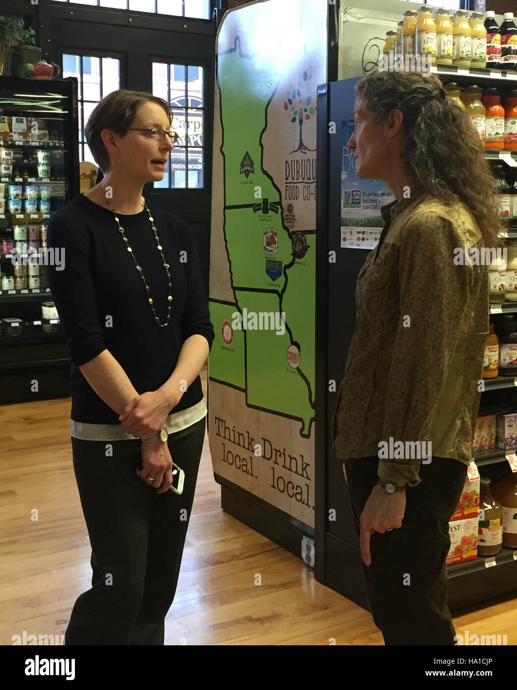 L'administrateur intérimaire Starmer participe à une discussion à la Dubuque Food Co-op, soulignant l'engagement de l'USDA à soutenir les systèmes alimentaires locaux et les pratiques agricoles durables par le biais de partenariats communautaires. Banque D'Images