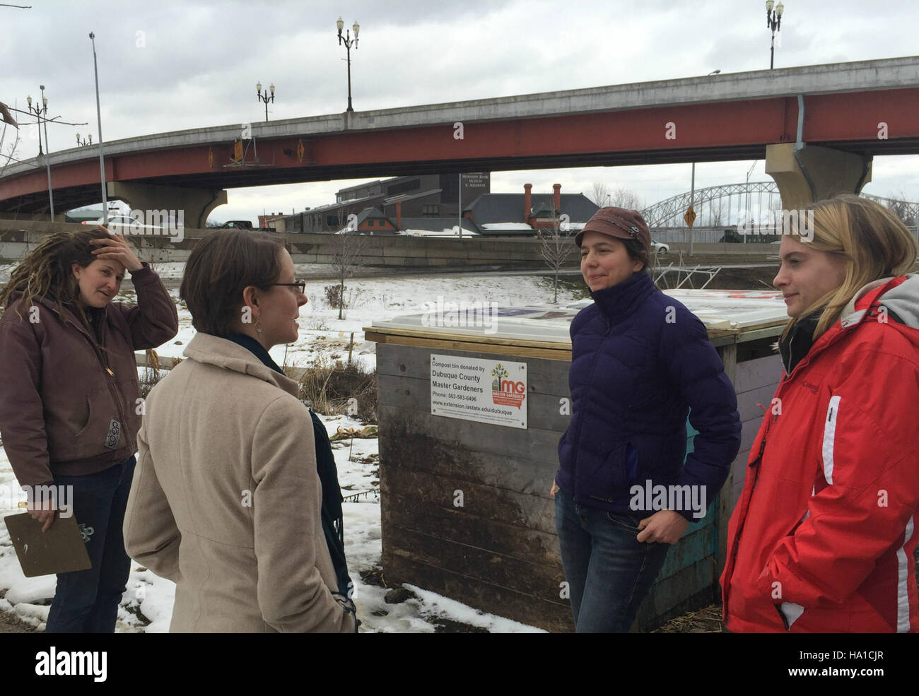 Elanor Starmer, administratrice intérimaire du département de l'Agriculture des États-Unis, a visité la mission de sauvetage de Dubuque pour dialoguer avec les membres de la communauté. La visite souligne les efforts de l'USDA pour promouvoir le bien-être communautaire et le soutien aux initiatives locales. Banque D'Images