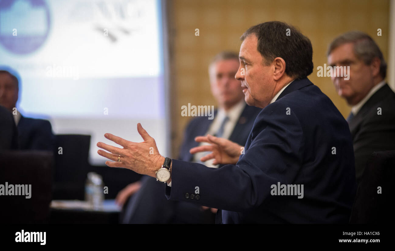 Une image de la table ronde du Conseil rural de la Maison Blanche, avec la participation des gouverneurs des États et des fonctionnaires de l'USDA, axée sur la construction d'un avenir meilleur pour les familles rurales aux États-Unis Banque D'Images