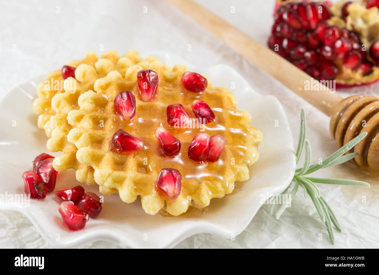 Waffle cookies au miel et fruits de grenade Banque D'Images