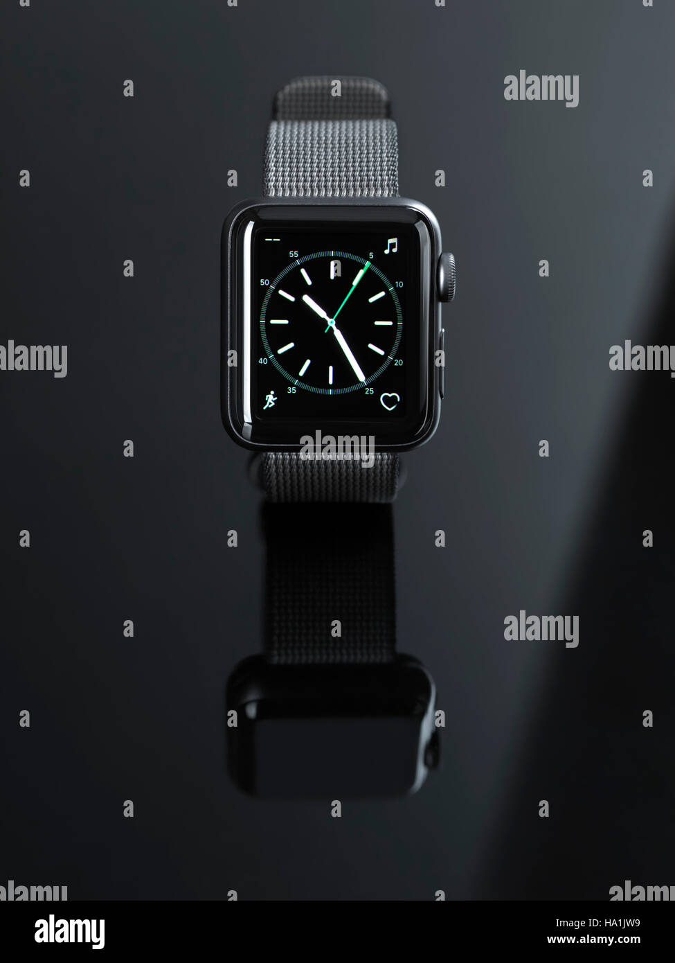Watch smartwatch Apple avec cadran d'horloge analogique sur l'affichage vue avant isolé sur fond noir Banque D'Images
