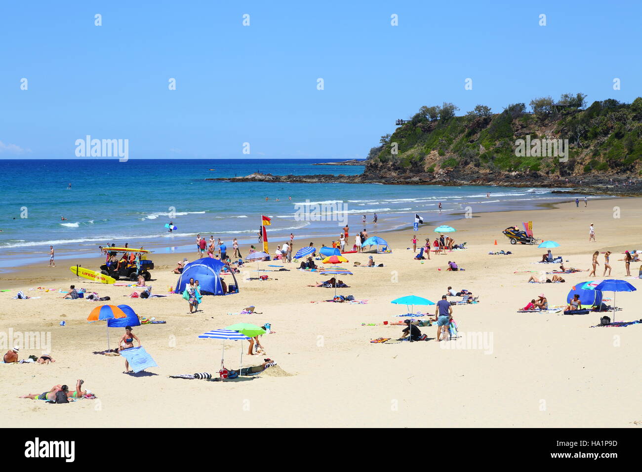 Une foule de personnes profitant de la plage et l'océan à Coolum Beach sur la Sunshine Coast, Queensland, Australie. Banque D'Images