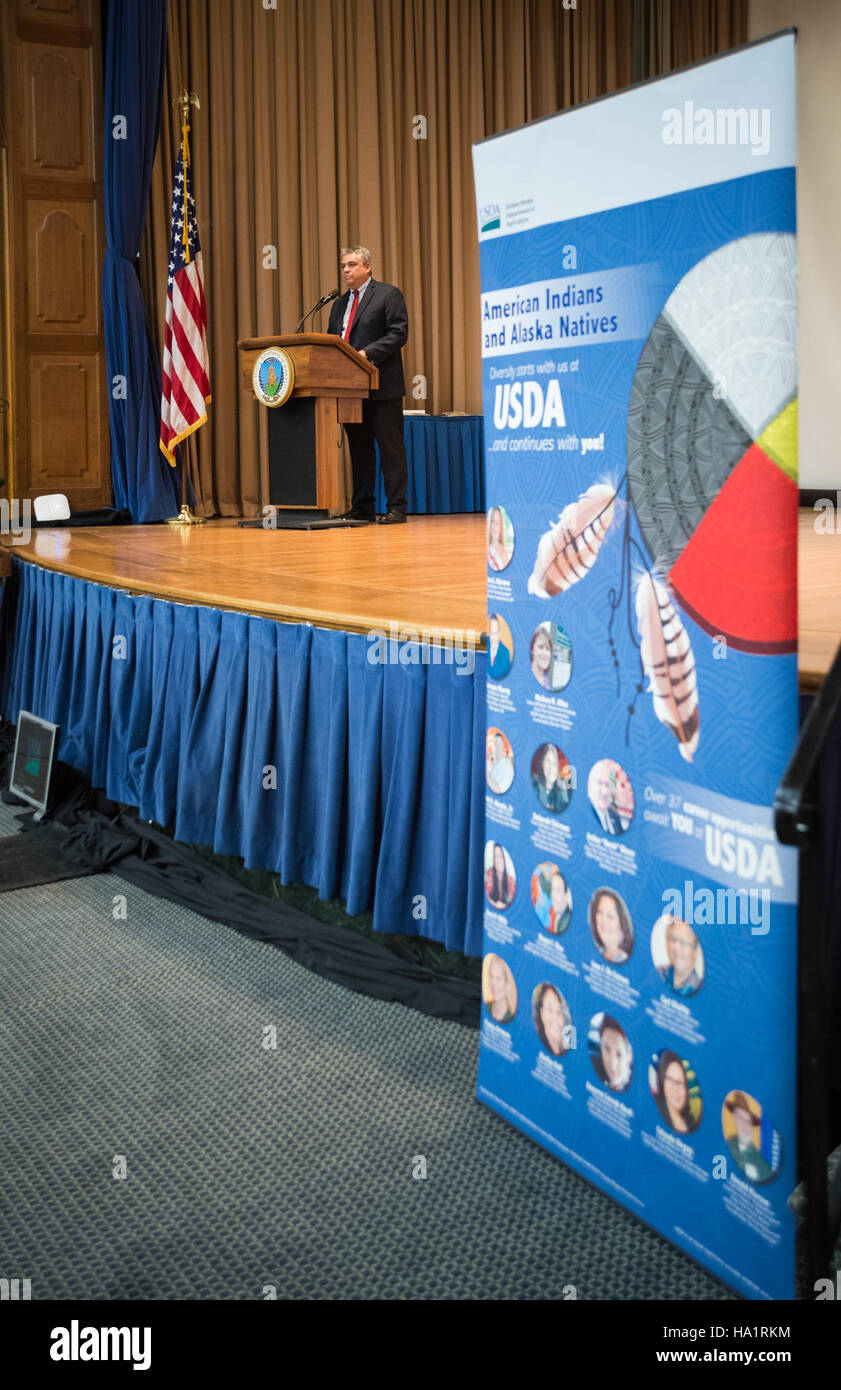 L'USDA accueille l'observance amérindienne-Alaska Native pour honorer les contributions et la culture des communautés autochtones. L’événement met en lumière le travail de l’USDA pour soutenir les pratiques agricoles amérindiennes et préserver le patrimoine culturel dans les parcs nationaux et les terres publiques. Banque D'Images
