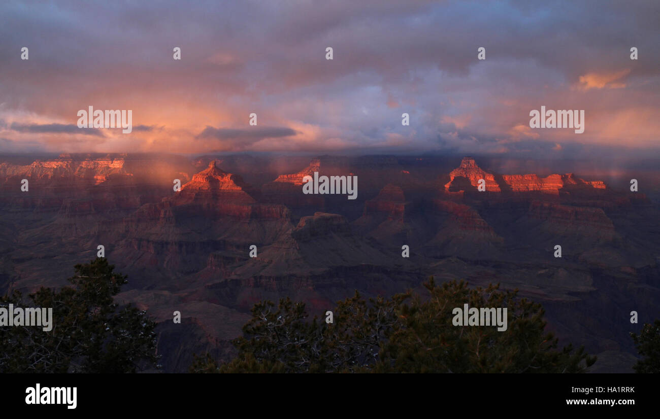 Un magnifique coucher de soleil au parc national du Grand Canyon juste avant le solstice d'hiver 2013. Les superbes paysages du parc offrent aux visiteurs une occasion unique de se connecter avec la nature et d'explorer l'histoire géologique et écologique de la région. Banque D'Images
