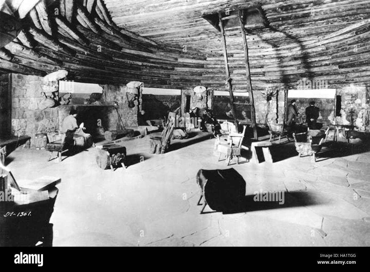 La tour de guet Desert View, construite en 1932, est un monument historique dans le parc national du Grand Canyon, offrant des vues panoramiques sur le paysage environnant et préservant le patrimoine culturel amérindien. Banque D'Images