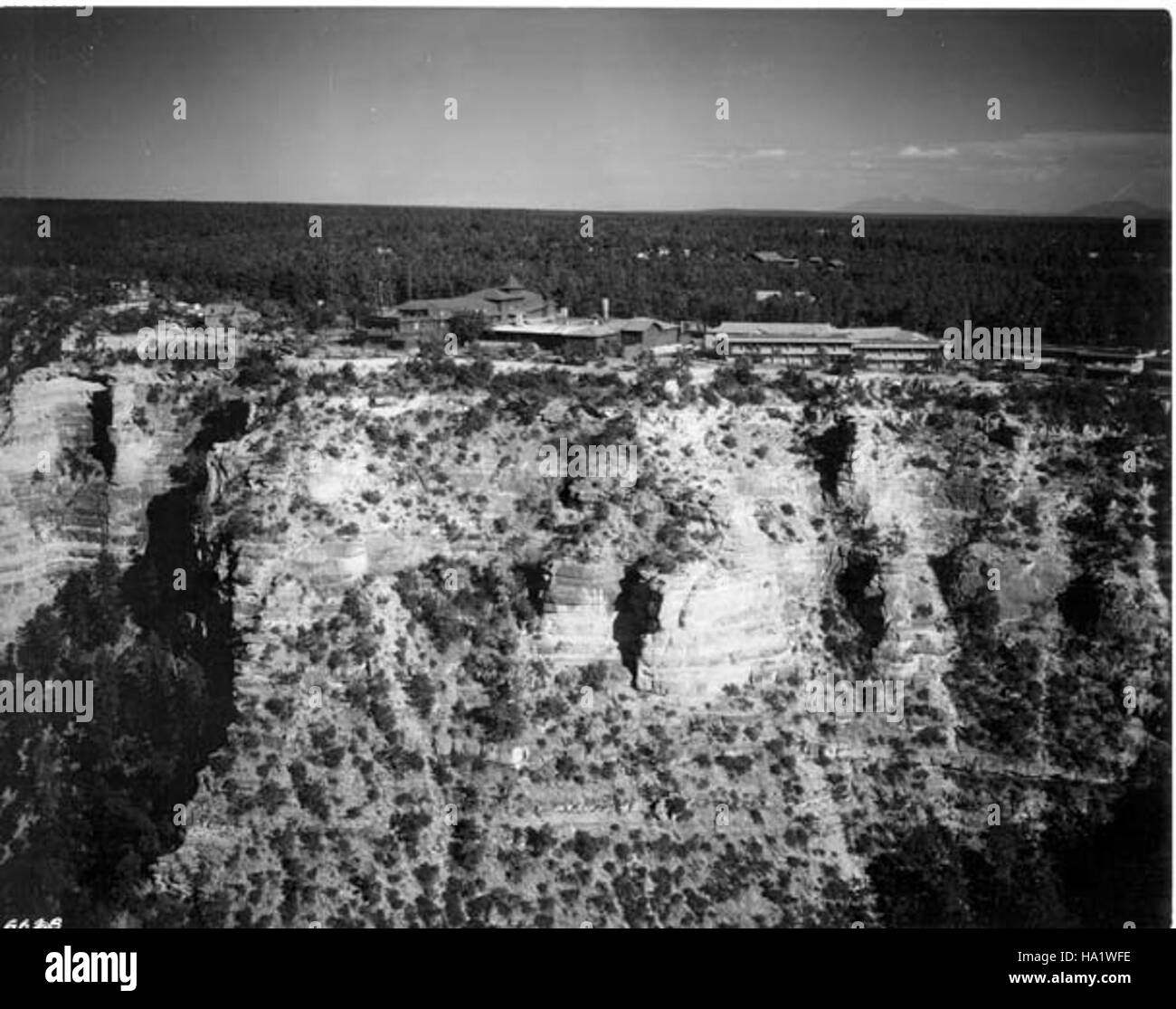 La maison historique Hopi, située dans le parc national du Grand Canyon, présente l'architecture et la culture amérindiennes. Construite en 1905, la structure a servi de lieu pour vendre de l'artisanat artisanal et éduquer les visiteurs sur les traditions Hopi. Aujourd'hui, il s'agit d'un monument culturel, mêlant beauté naturelle et patrimoine indigène dans l'un des parcs nationaux les plus visités des États-Unis Banque D'Images