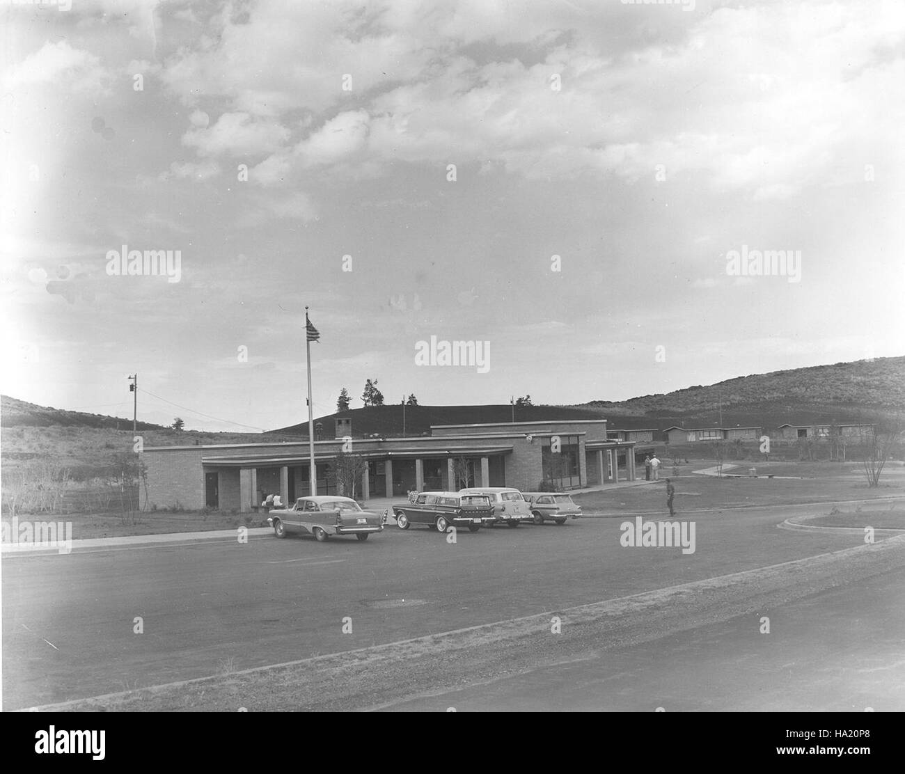 Le centre des visiteurs du monument national Craters of the Moon fournit des ressources éducatives aux visiteurs du parc, mettant en valeur le paysage volcanique et l’histoire géologique du parc. Il sert de point de départ pour explorer l’environnement unique du parc. Banque D'Images