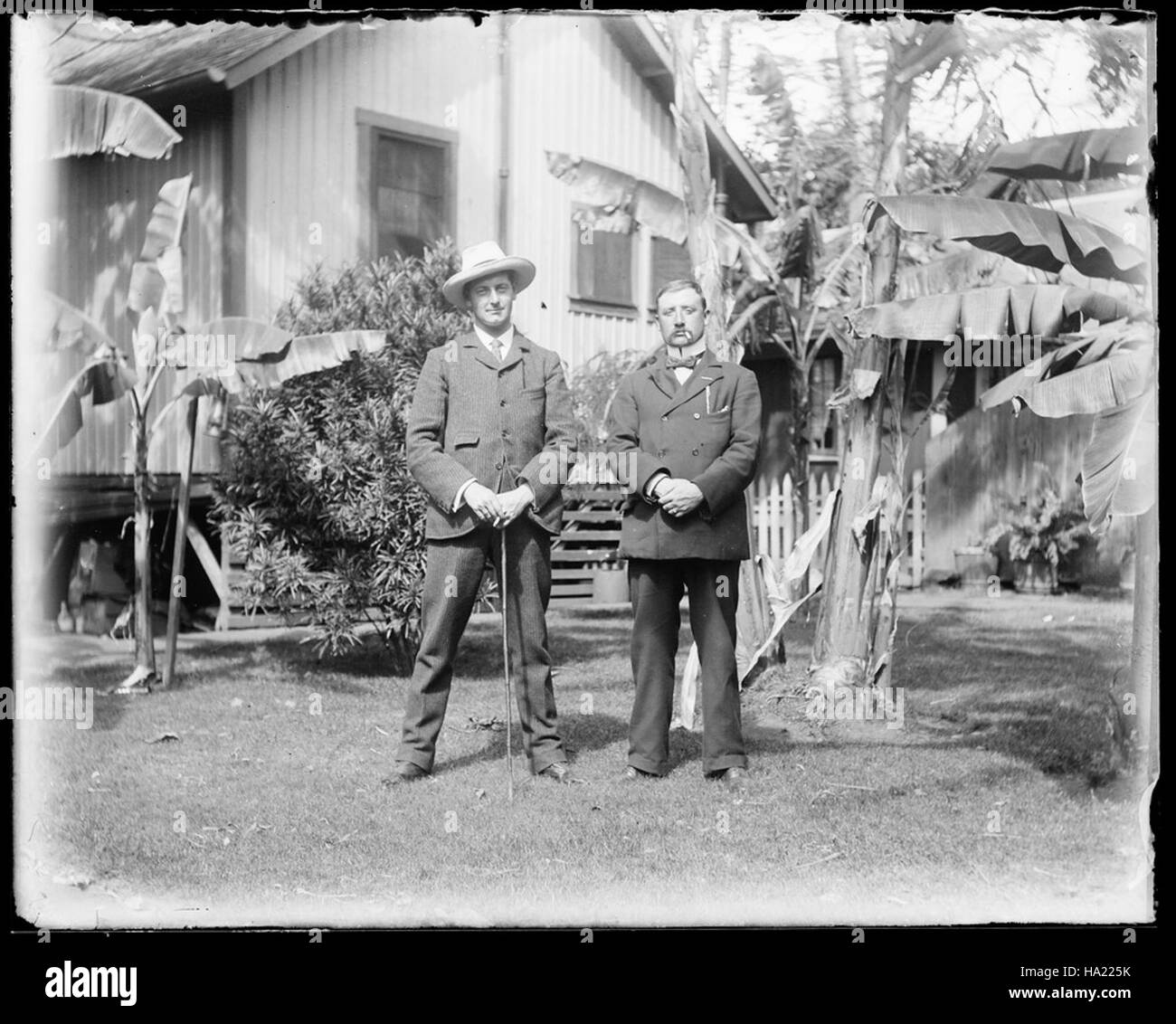 Cette photographie historique, prise entre 1900 et 1920, montre deux hommes posant sur le rivage. Il rend compte de l’histoire maritime de San Francisco et de son rôle important dans le développement et le commerce de la région. Banque D'Images