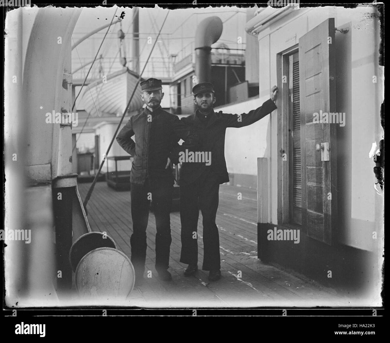 Deux membres d'équipage à bord du cargo historique Californian, construit entre 1900 et 1918, contribuent à l'héritage de l'histoire maritime au San Francisco maritime National Historical Park. Banque D'Images