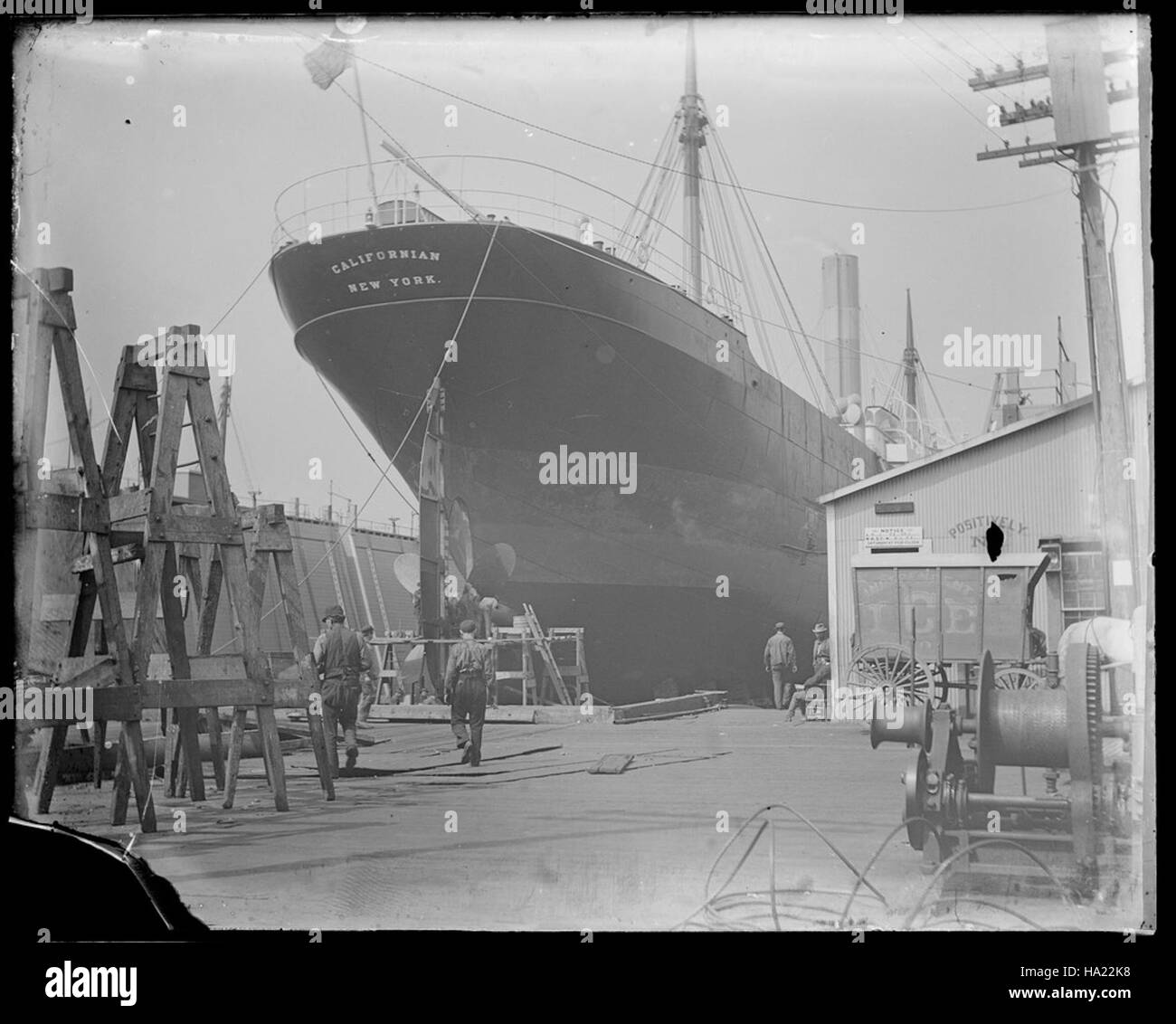 Sfmaritimenps collections 21864921391 californien (construit 1900 ; navire de charge) en cale sèche au niveau de l'Union Iron Works, l'arrière en vue, entre 1900-1918 Banque D'Images