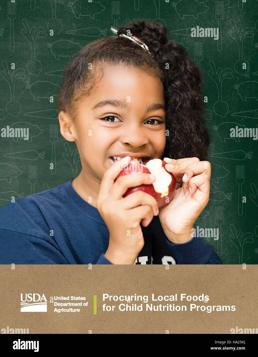 Cette affiche souligne l'importance de se procurer des aliments locaux pour les programmes de nutrition infantile. L'image montre une fille mangeant une pomme, symbolisant la promotion d'options alimentaires saines et locales pour les enfants dans les écoles et d'autres programmes. Banque D'Images