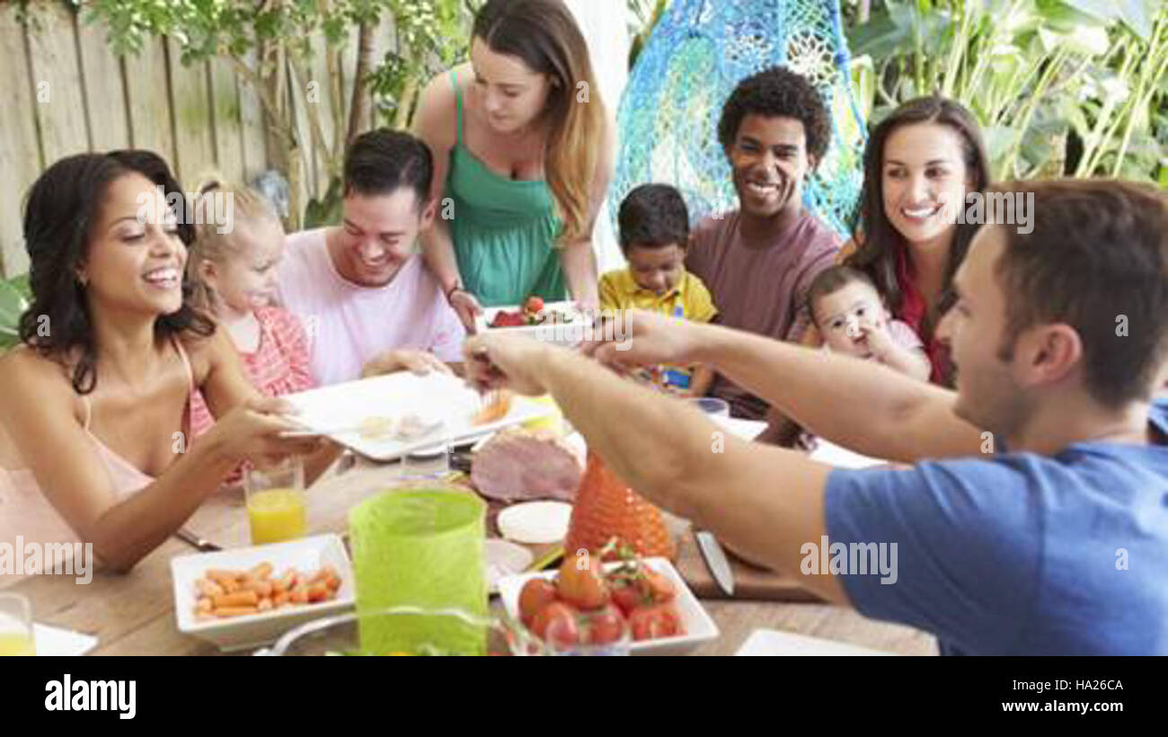 Un groupe de personnes appréciant des aliments sains et locaux, soulignant l'importance d'une alimentation nutritive pour le bien-être général et la durabilité. Banque D'Images