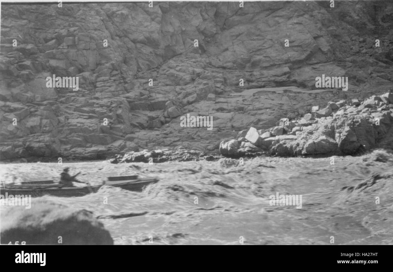 Une photo historique capture le fleuve Colorado dans le parc national du Grand Canyon, soulignant l'importance de ce monument naturel et le rôle que joue le fleuve dans la formation de l'écosystème et de la géologie du canyon. Banque D'Images