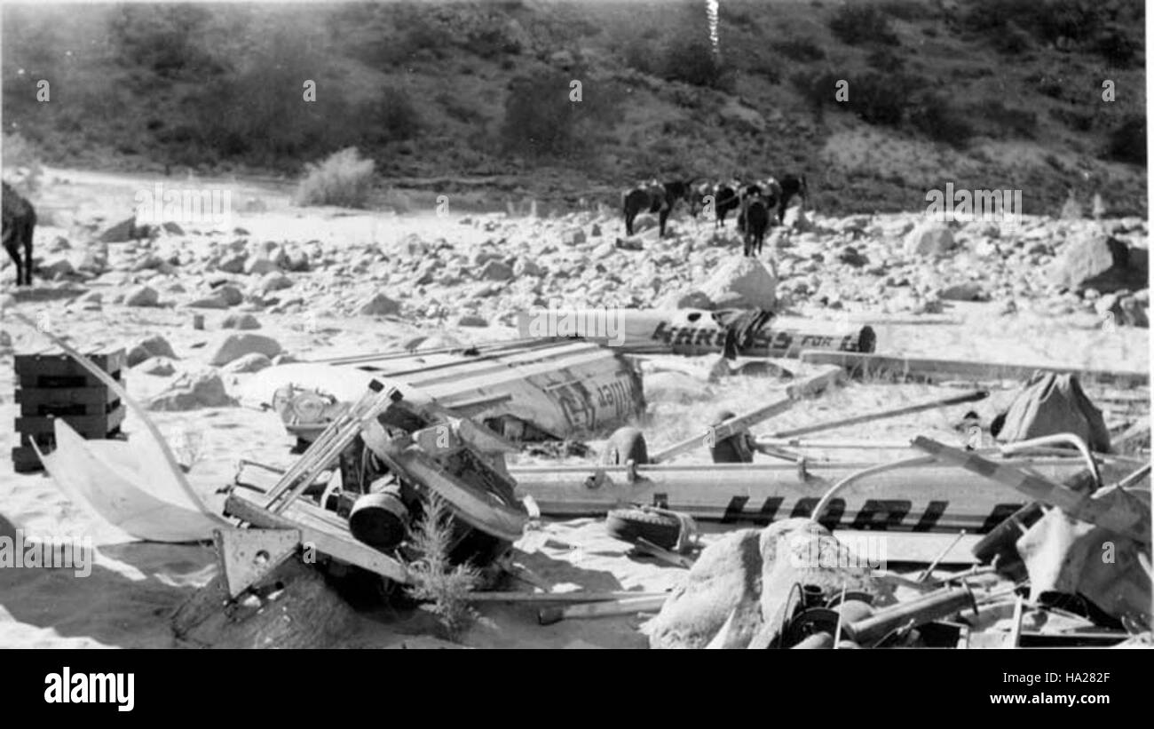 Cette image est associée à l'écrasement d'hélicoptère survenu en 1950 près de Phantom Ranch, dans le Grand Canyon. L'accident s'est produit lors d'une mission de transport de routine sur le fleuve Colorado et fait partie de l'histoire tragique du parc national. Banque D'Images
