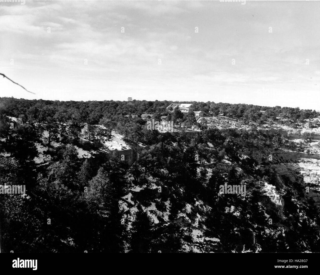 Maricopa point, dans le parc national du Grand Canyon, présente des structures emblématiques telles que la Fire Tower et le Hopi Hogan Rim, offrant aux visiteurs des vues panoramiques et un aperçu de la géologie et de l'importance culturelle de la région. Banque D'Images