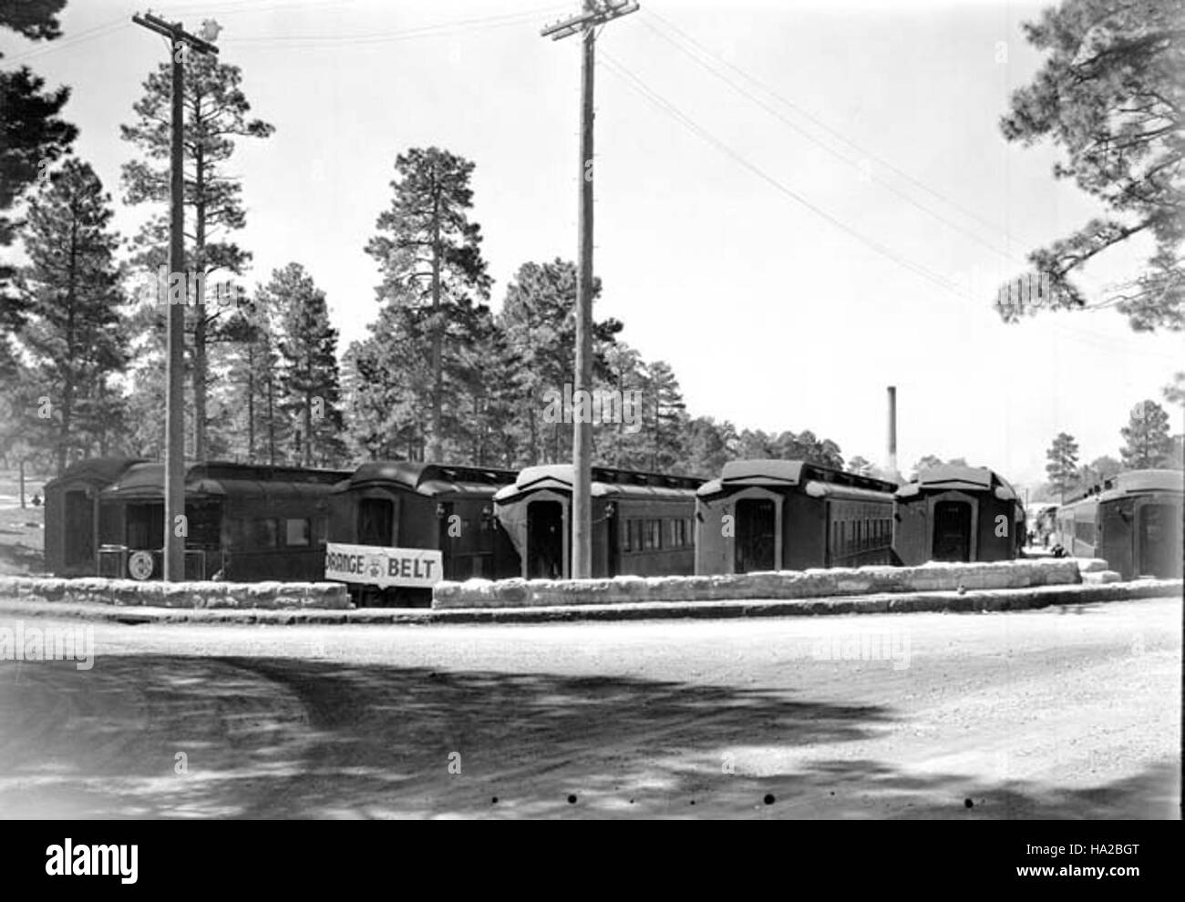 Le dépôt historique du Grand Canyon, construit en 1937, est un point de repère important dans l'histoire des chemins de fer américains. Cette photographie capture l'architecture historique du dépôt, un élément clé du rôle du chemin de fer du Grand Canyon dans le tourisme et les transports. Banque D'Images