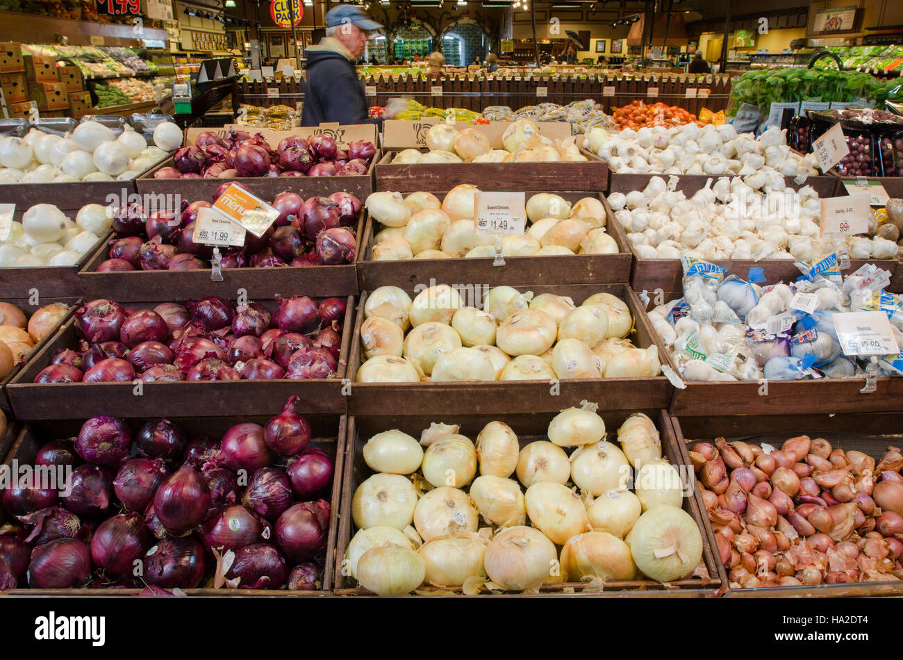L'épicerie CNPP propose une variété de produits frais, y compris des fruits, des légumes et des oignons, favorisant des choix alimentaires sains et une sensibilisation nutritionnelle. Ces éléments sont des éléments clés d'une alimentation équilibrée, soulignant l'importance des aliments d'origine locale. Banque D'Images