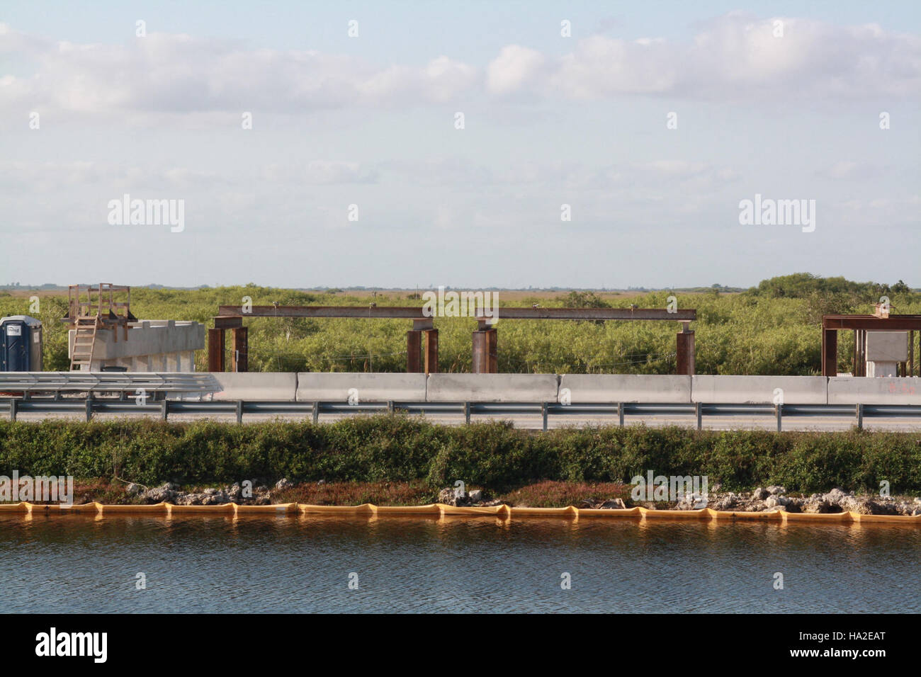 La construction d'un nouveau pont commence, marquant le début d'un projet d'infrastructure vital. Ce développement est crucial pour améliorer le transport et l'accessibilité, contribuant ainsi à la croissance communautaire et au développement économique. Banque D'Images