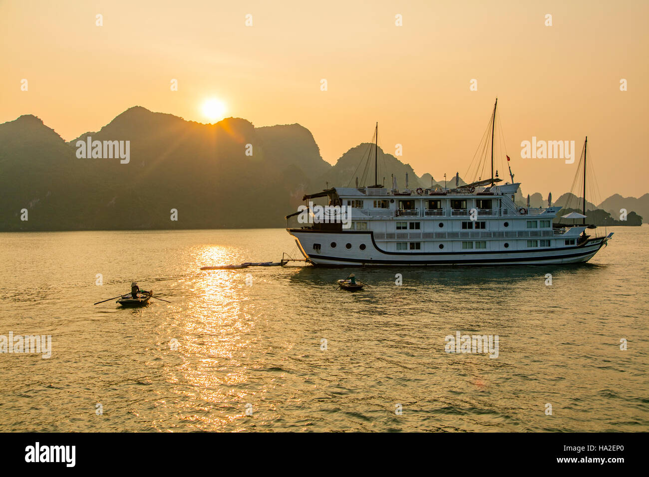 Le coucher du soleil, la baie d'Halong, Vietnam, Asie Banque D'Images