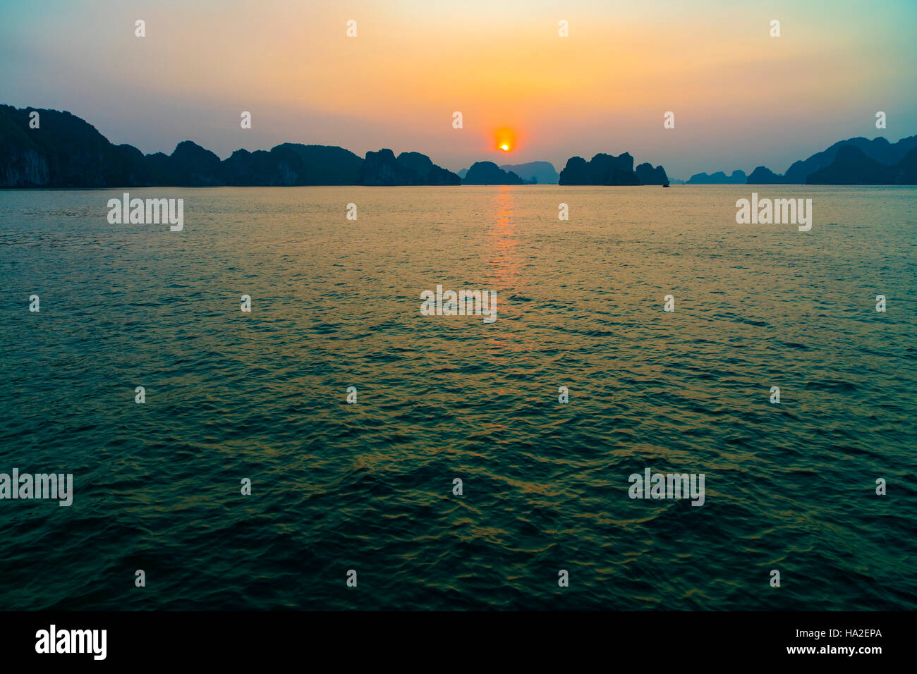Le lever du soleil, la baie d'Halong, Vietnam, Asie Banque D'Images