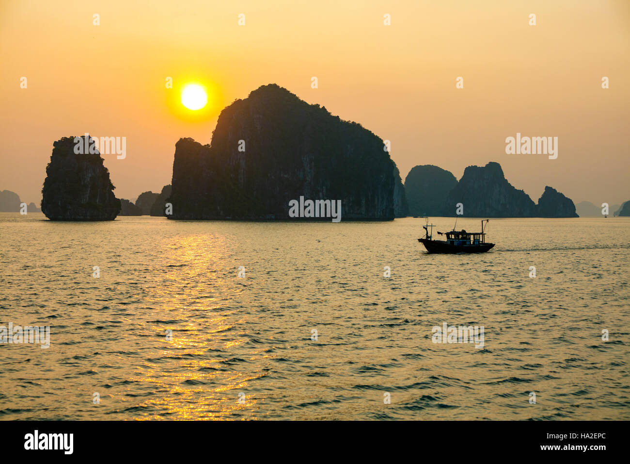 Le lever du soleil, la baie d'Halong, Vietnam, Asie Banque D'Images