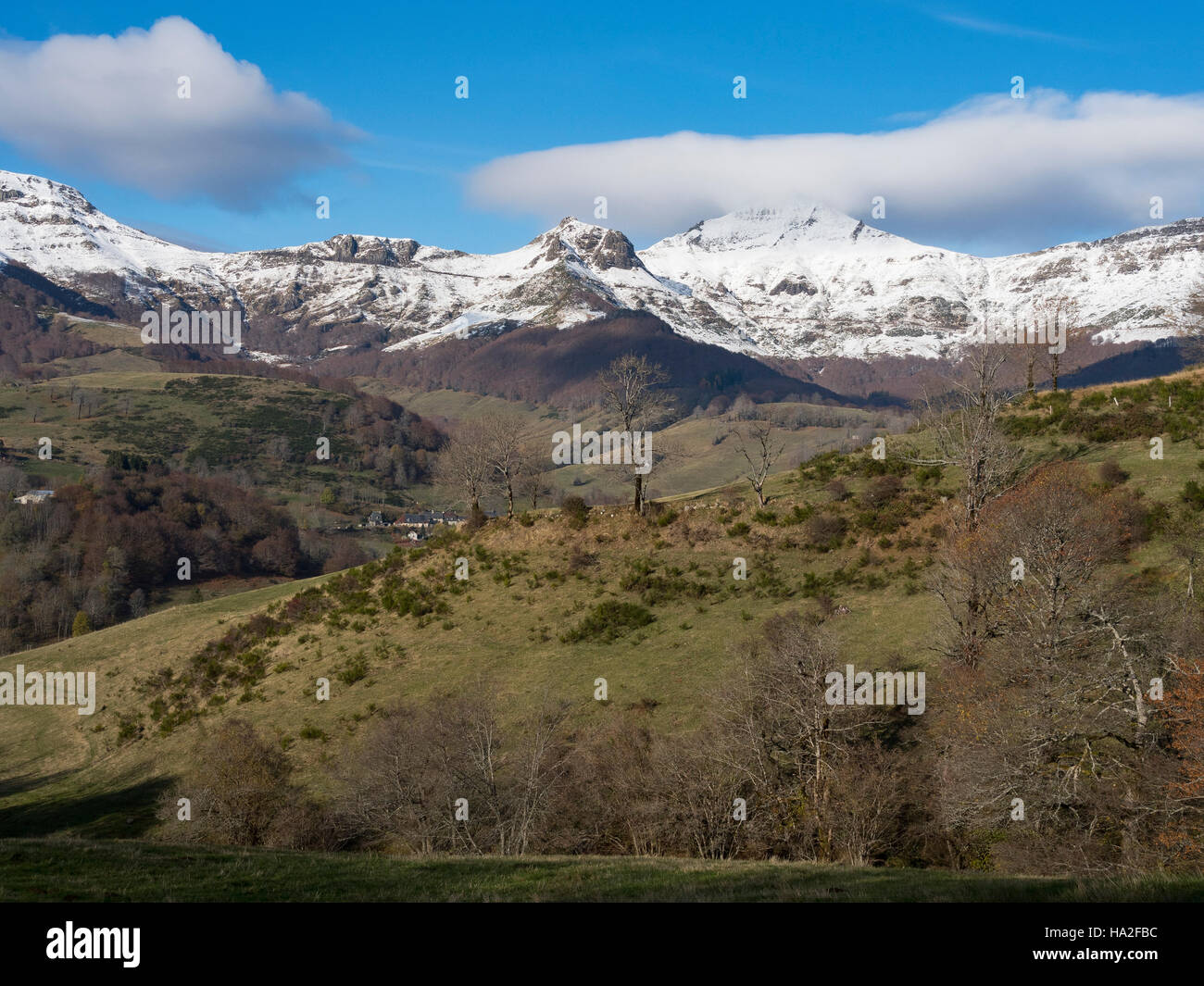 Première neige. Vue du Pas de Peyrol Road (route D17) et la vallée de Mandaille. Cantal, Auvergne, France. Le pic enneigé du Puy Mary dans les nuages. Banque D'Images