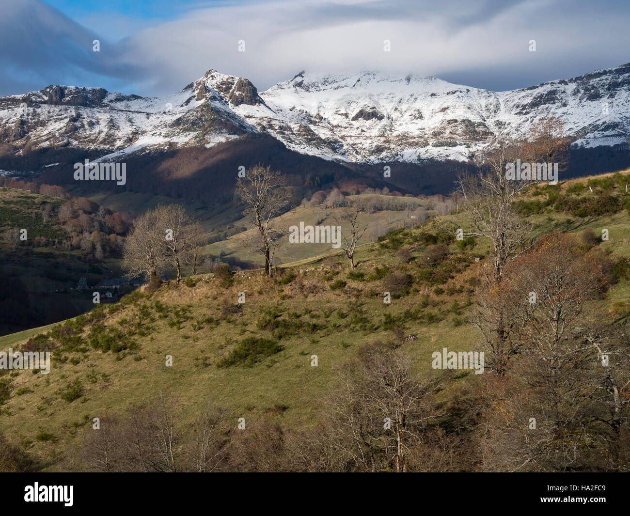 Première neige. Vue du Pas de Peyrol Road (route D17) la vallée de Mandaille, et le sommet enneigé du Puy Mary. Cantal, Auvergne, France. Banque D'Images