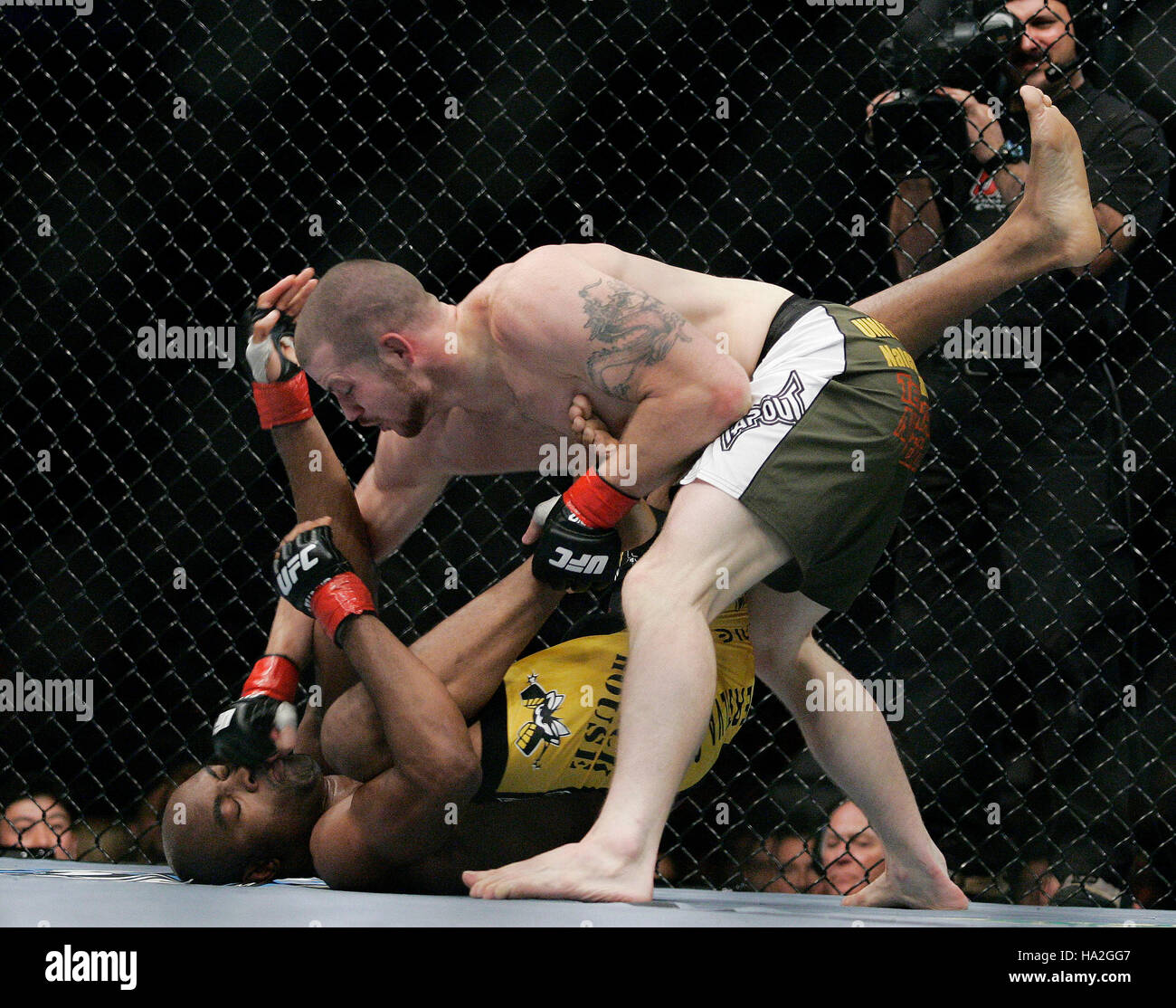 Anderson Silva, bas, combat Nate Marquardt lors de l'UFC 73 à l'Arco Arena de Sacramento, CA, le 7 juillet 2007. Crédit photo : Francis Specker Banque D'Images