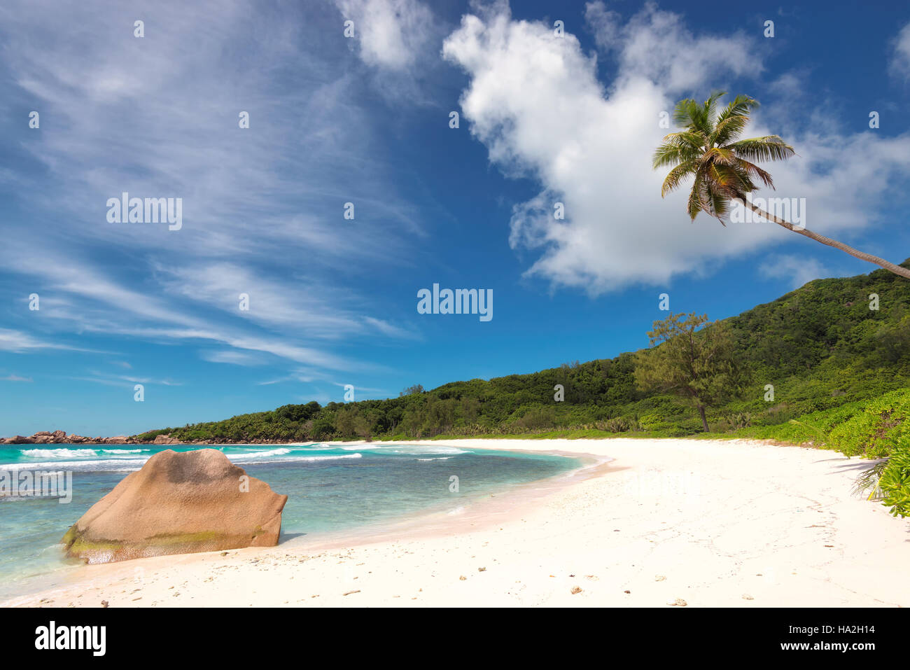 Plage de sable blanc sur l'île de La Digue, Seyshelles Banque D'Images