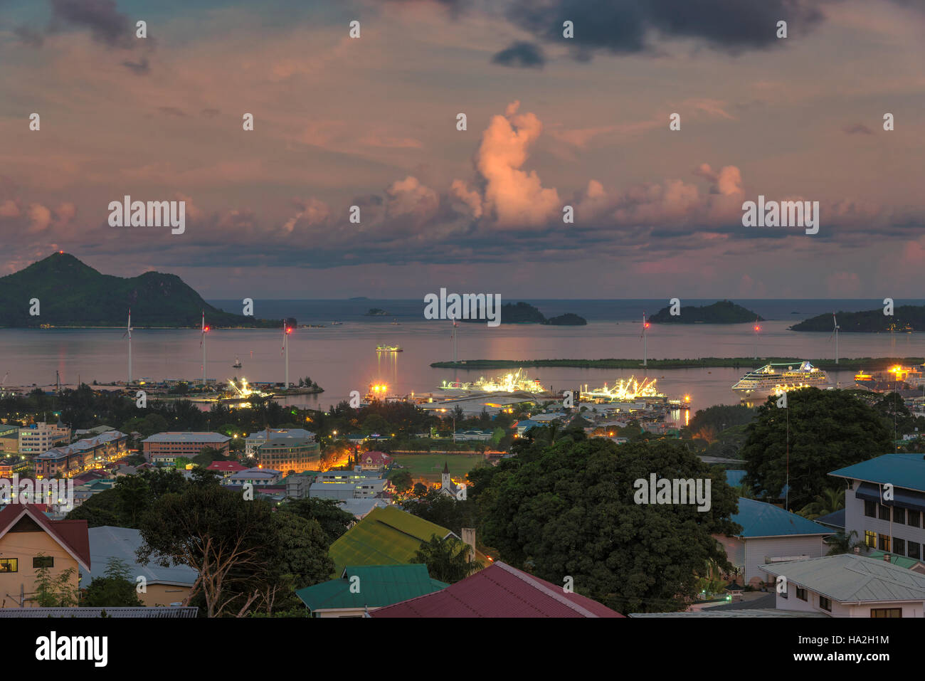 Vue du coucher de soleil de la capitale Victoria, Mahé Seychelles Banque D'Images