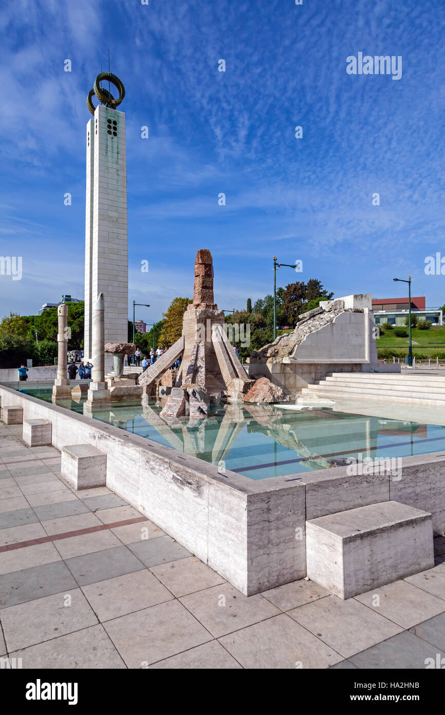 Parc Eduardo VII. Controverse monument à la Révolution 25 de Abril, construit dans le un panorama ou vista point du parc. Banque D'Images